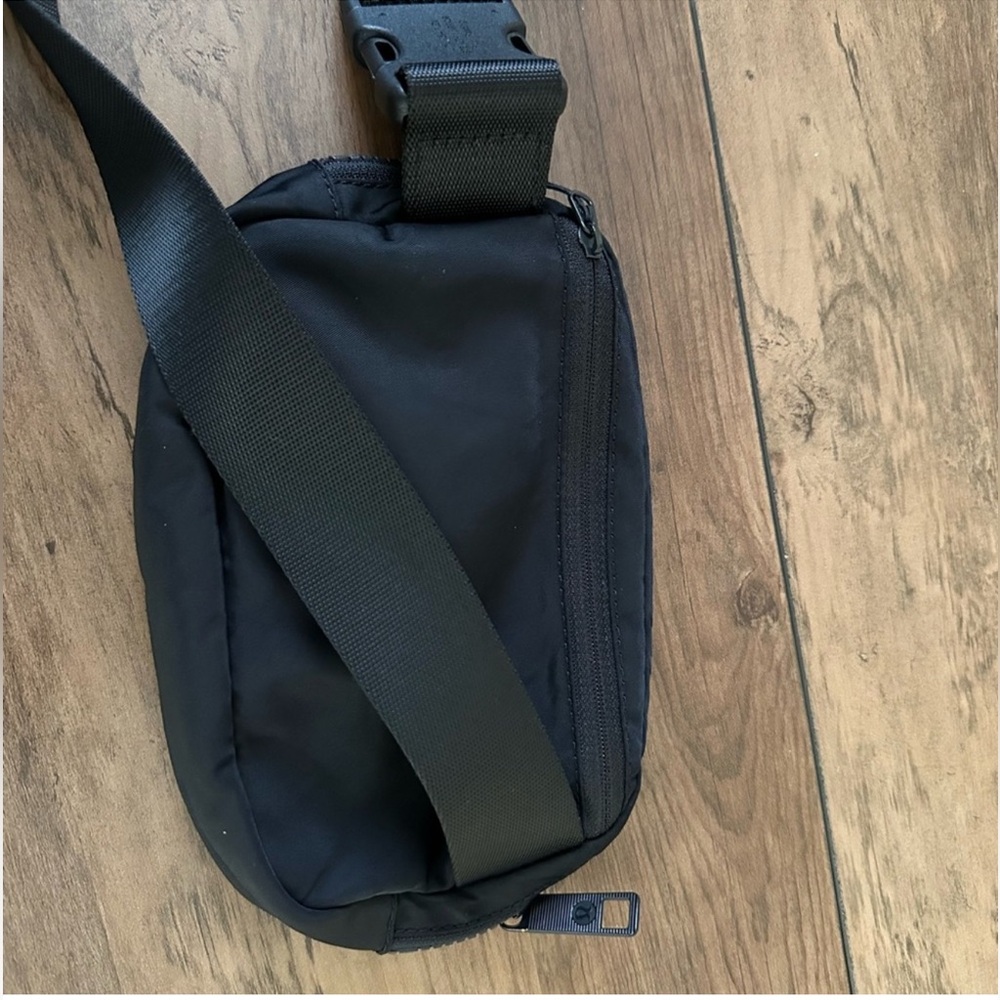 Lululemon Everywhere Belt Bag 1L - Picture 4 of 4